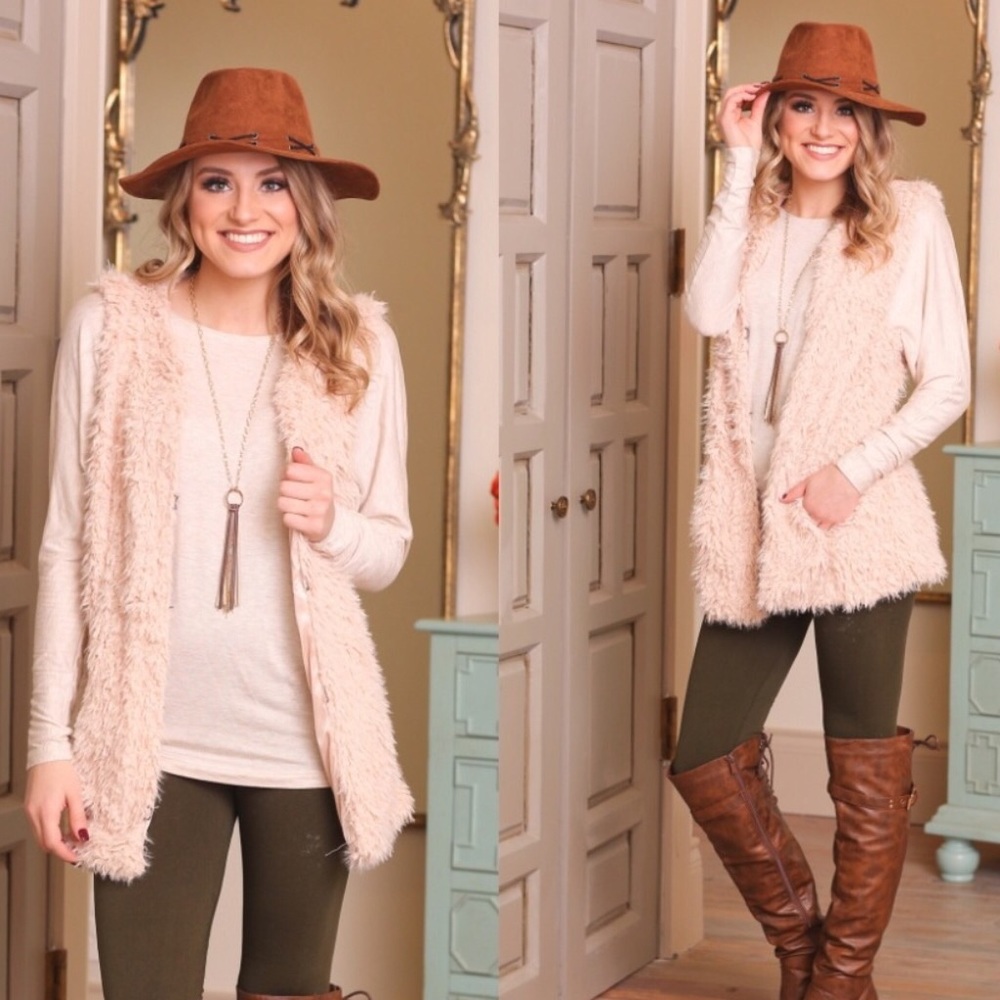 LAST ONE!!✨GORGEOUS IVORY FAUX FURRY VEST✨ - Picture 1 of 3